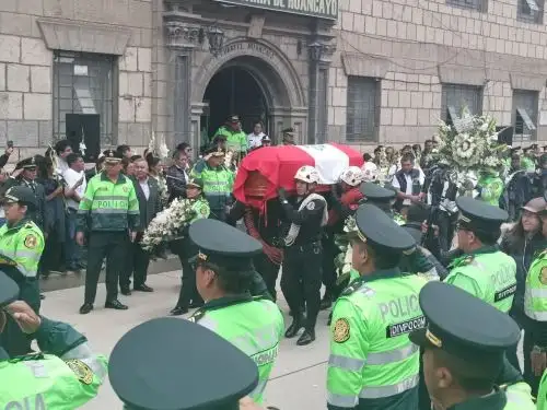 Cientos de pobladores de la ciudad de Huancayo participaron de las actividades en homenaje del suboficial de Primera PNP Patrick Hirochi Ospina Orihuela, quien falleció tras ser arrastrado por las aguas del río Rímac cuando intentaba rescatar a un perrito que estaba a punto de ahogarse. Foto: Pedro Tinoco