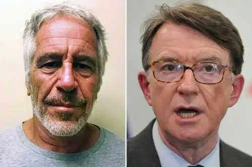 Jeffrey Epstein (izq.) y diputado laborista y ex embajador del Reino Unido en Estados Unidos, Peter Mandelson (der.). Foto: AFP