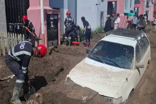 Miembros del Ejército ejecutan tareas de limpieza y remoción de escombros en las vías, viviendas e infraestructura dañada por los huaicos y desbordes en diversos puntos de la región.