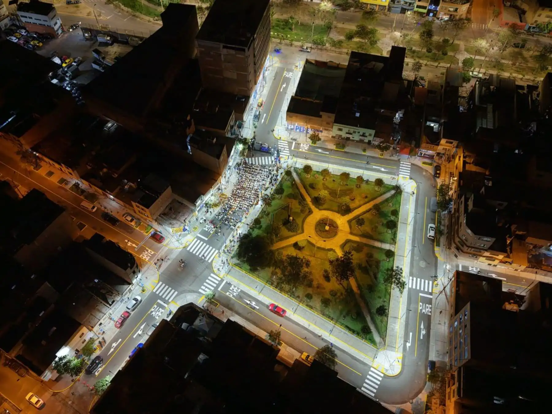 La implementación de tecnología LED garantiza una visibilidad nocturna óptima, transformando zonas antes oscuras en entornos seguros para el esparcimiento y la libre circulación.