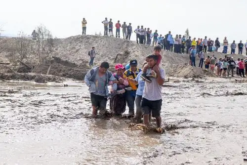 Doble huaico en distrito iqueño de Ocucaje  destruye tramo de Panamericana Sur