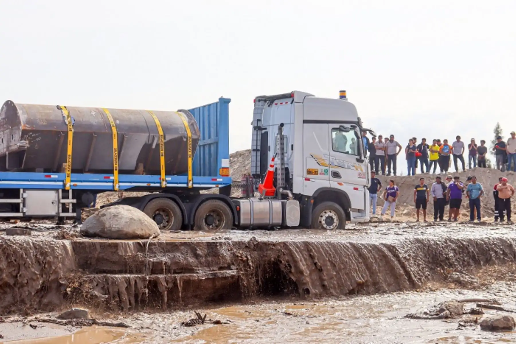 El primer desplazamiento de lodo y barro se registró a las 06:00 horas, provocado por las intensas lluvias en las zonas altas del distrito de Yauca del Rosario.