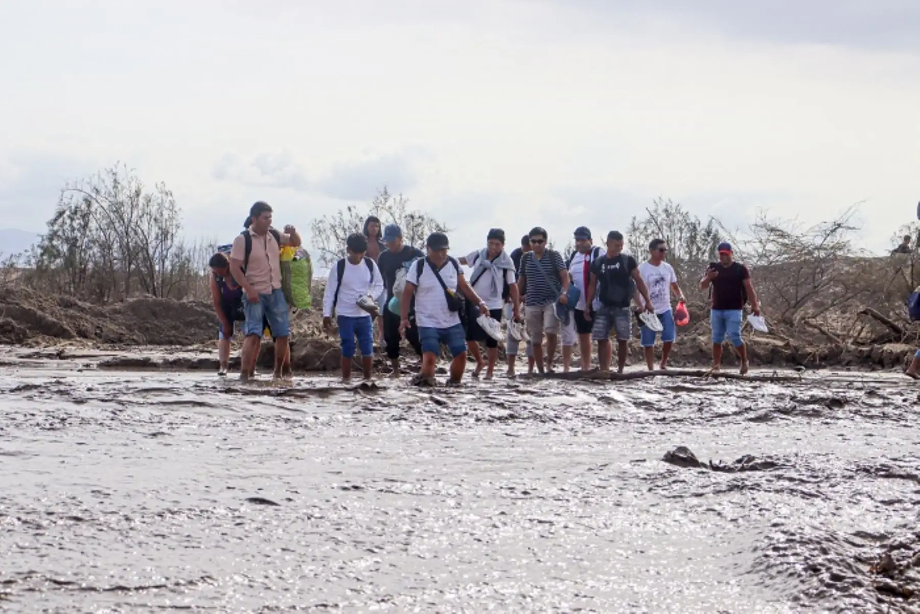 El huaico paralizó el tránsito desde las primeras horas del día, generando colas de vehículos de carga y pasajeros que se extienden por más de 20 kilómetros en ambos sentidos.