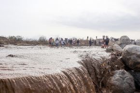 El kilómetro 337 de la red vial nacional, en el distrito de Ocucaje, provincia y región Ica, quedó convertido en un río tras el colapso de la carpeta asfáltica. Transportistas exigen mayor maquinaria en la zona.