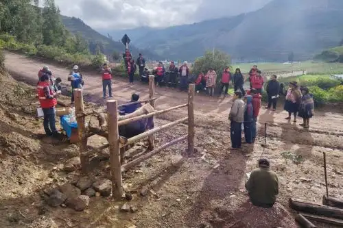 Los usuarios replicaron en campo las prácticas demostrativas sobre manejo sanitario de ganado vacuno. Foto: MIDIS/Difusión