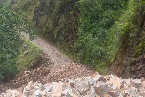 Las autoridades locales han solicitado ayuda de maquinaria pesada para restablecer las vías.