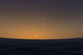 En el cielo, algo después de la puesta del Sol, tendremos a los planetas Mercurio, Venus, Júpiter, Saturno, Urano y Neptuno. Todos ellos son visibles con telescopios o, incluso, con binoculares.