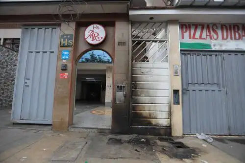 Lanza explosivo en el frontis de Hotel en la cuadra 18 de la avenida Canadá. Foto: ANDINA/Ricardo Cuba