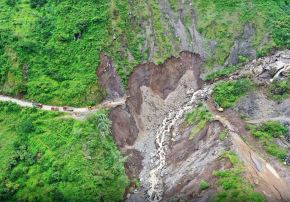 Las fuertes lluvias que se registran en la región Cajamarca ocasionaron el colapso de un tramo de la carretera en la provincia de San Pablo, a la altura de la quebrada Los Ajos. El derrumbe afectó a la provincia de San Miguel que quedó incomunicada tras este suceso. ANDINA/Difusión