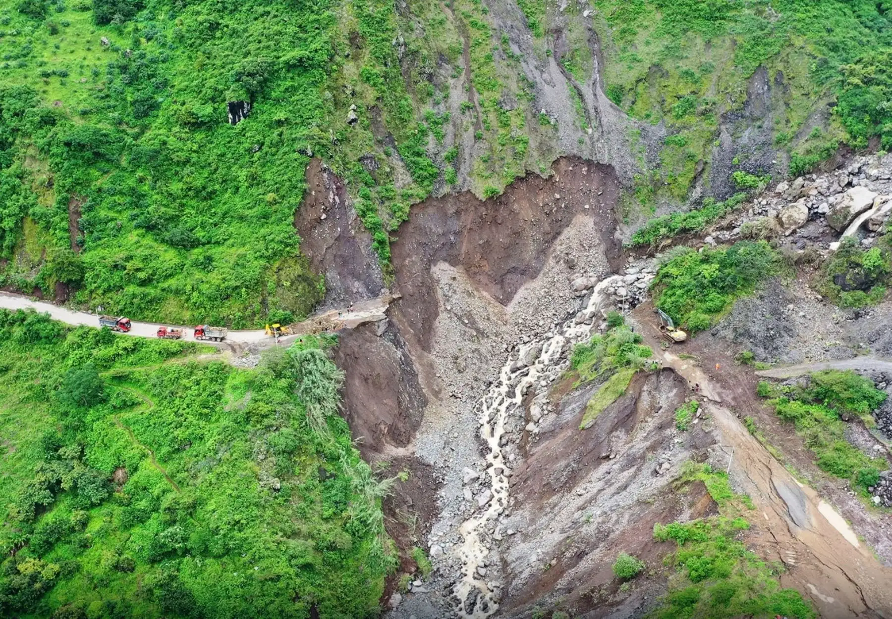 Las fuertes lluvias que se registran en la región Cajamarca ocasionaron el colapso de un tramo de la carretera en la provincia de San Pablo, a la altura de la quebrada Los Ajos. El derrumbe afectó a la provincia de San Miguel que quedó incomunicada tras este suceso. ANDINA/Difusión