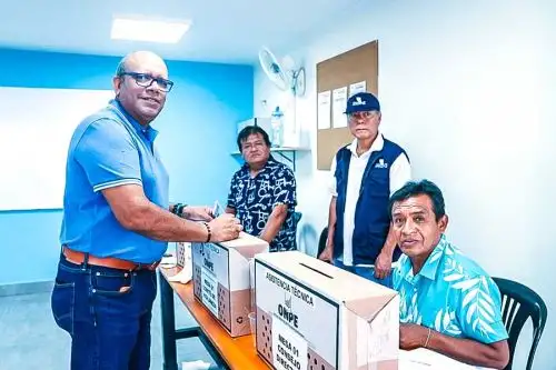 Compositor piurano Stanis Mogollón sufraga durante las elecciones internas de Apdayc.