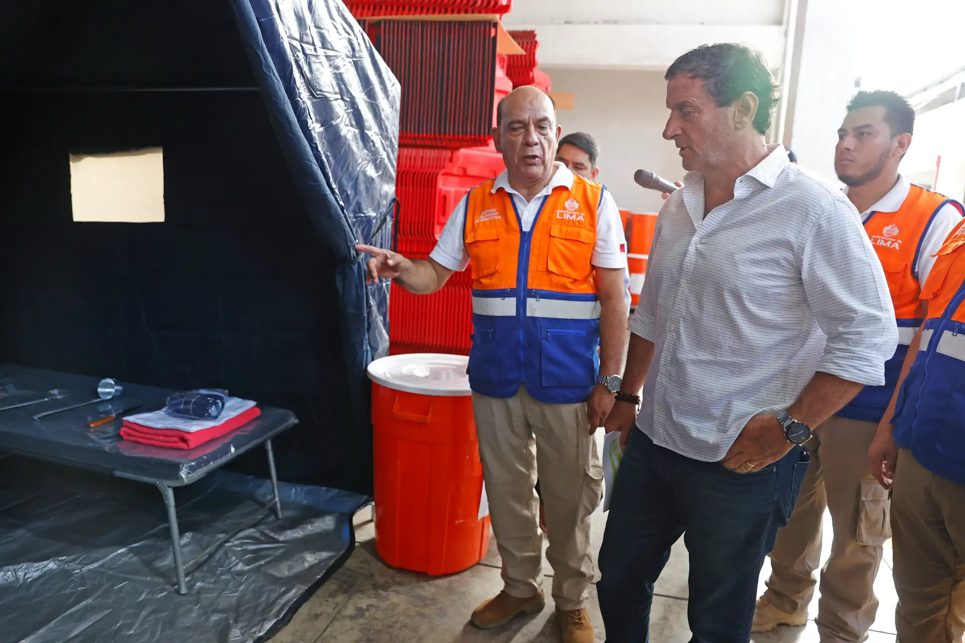 Renzo Reggiardo, alcalde de Lima supervisará el Almacén Central de Bienes de Ayuda Humanitaria, infraestructura de 3,000 m², equipado con 4,000 kits listos y disponibles para la atención inmediata frente a cualquier situación de emergencia. 
Foto: ANDINA/Vidal Tarqui