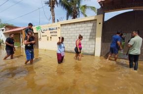 El distrito piurano de Máncora fue declarado en emergencia luego que lluvias torrenciales y desborde de quebradas, registradas el lunes 23 de febrero, provocaran la inundación de decenas de viviendas, el colapso de los servicios básicos y graves daños en la infraestructura vial. ANDINA/Difusión