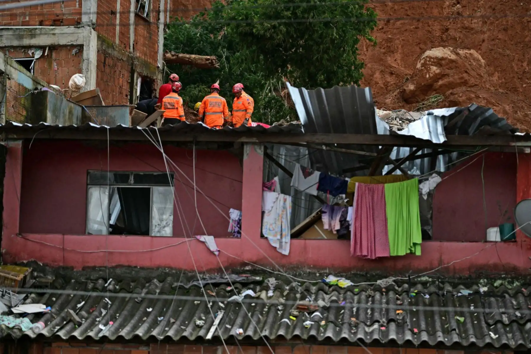 Equipos de rescate retiran escombros en busca de víctimas de un deslizamiento de tierra causado por las fuertes lluvias en el Barrio Parque Jardim Burnier, en Juiz de Fora, Minas Gerais, Brasil.  Las lluvias torrenciales en el sureste de Brasil han dejado al menos 23 muertos y 47 desaparecidos en inundaciones y deslizamientos de tierra. Foto: ANDINA/AFP