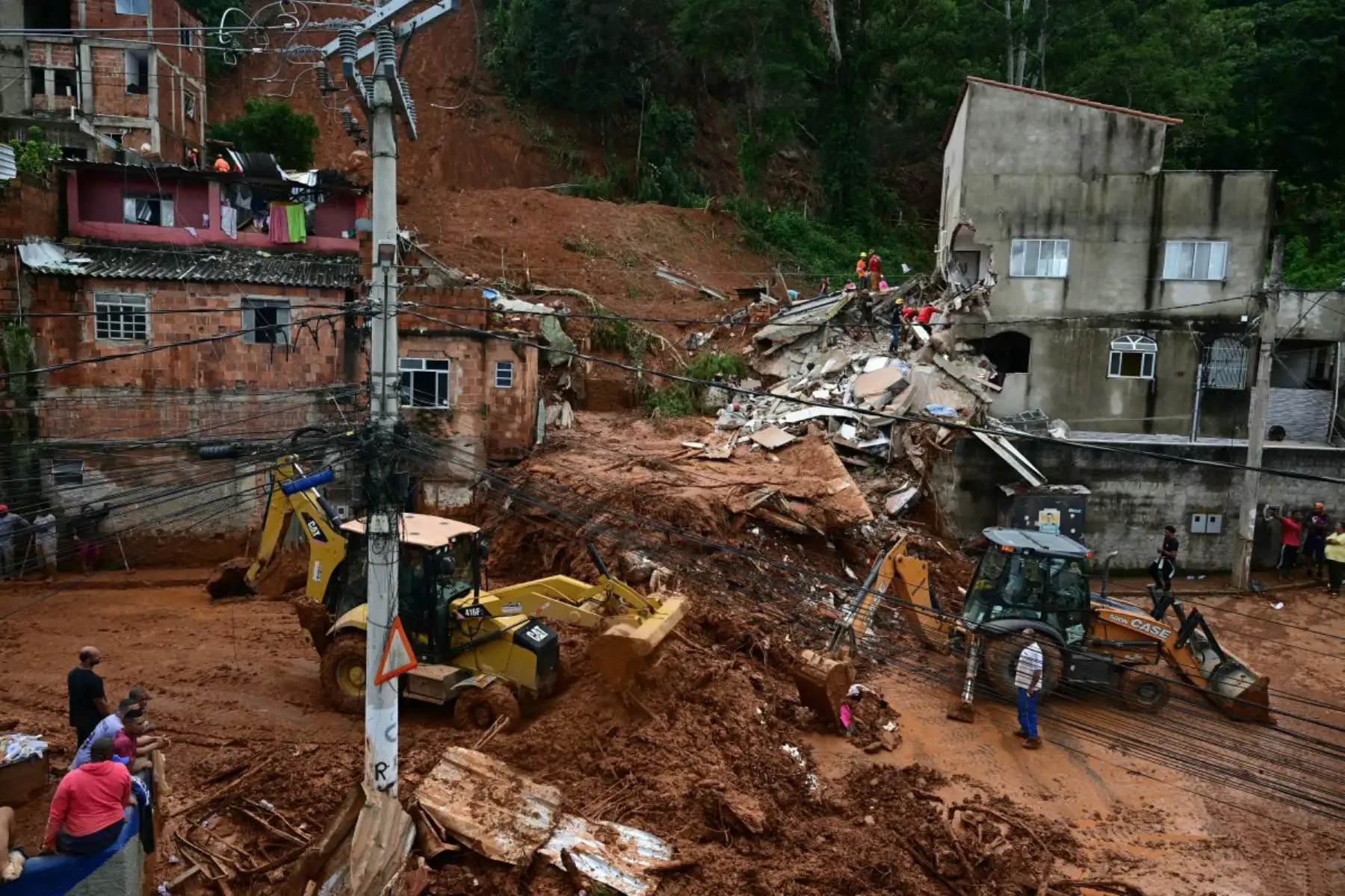 Equipos de rescate retiran escombros en busca de víctimas de un deslizamiento de tierra causado por las fuertes lluvias en el Barrio Parque Jardim Burnier, en Juiz de Fora, Minas Gerais, Brasil. Las lluvias torrenciales en el sureste de Brasil han dejado al menos 23 muertos y 47 desaparecidos en inundaciones y deslizamientos de tierra. Foto: ANDINA/AFP
