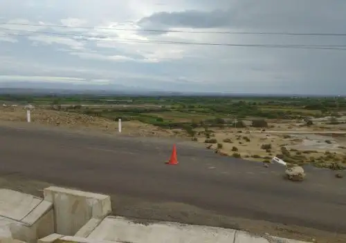 Maquinaria pesada de la Dirección Regional de Transportes y Comunicaciones de Piura inició trabajos de emergencia en la carretera Sullana–Paita, a la altura del distrito de La Huaca, luego que las lluvias provocaran la erosión del terreno y comprometieran parte de la plataforma vial. ANDINA/Difusión