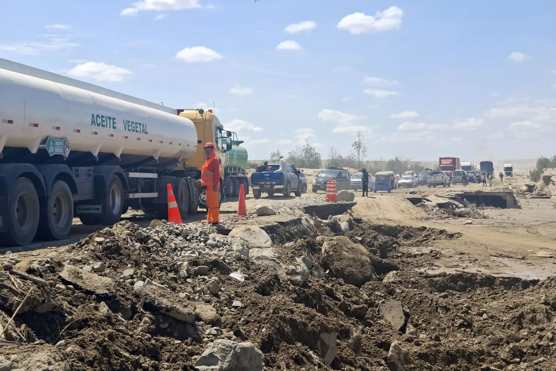 Restablecimiento del tránsito en la Panamericana Sur, en Ica. Foto: ANDINA/Difusión