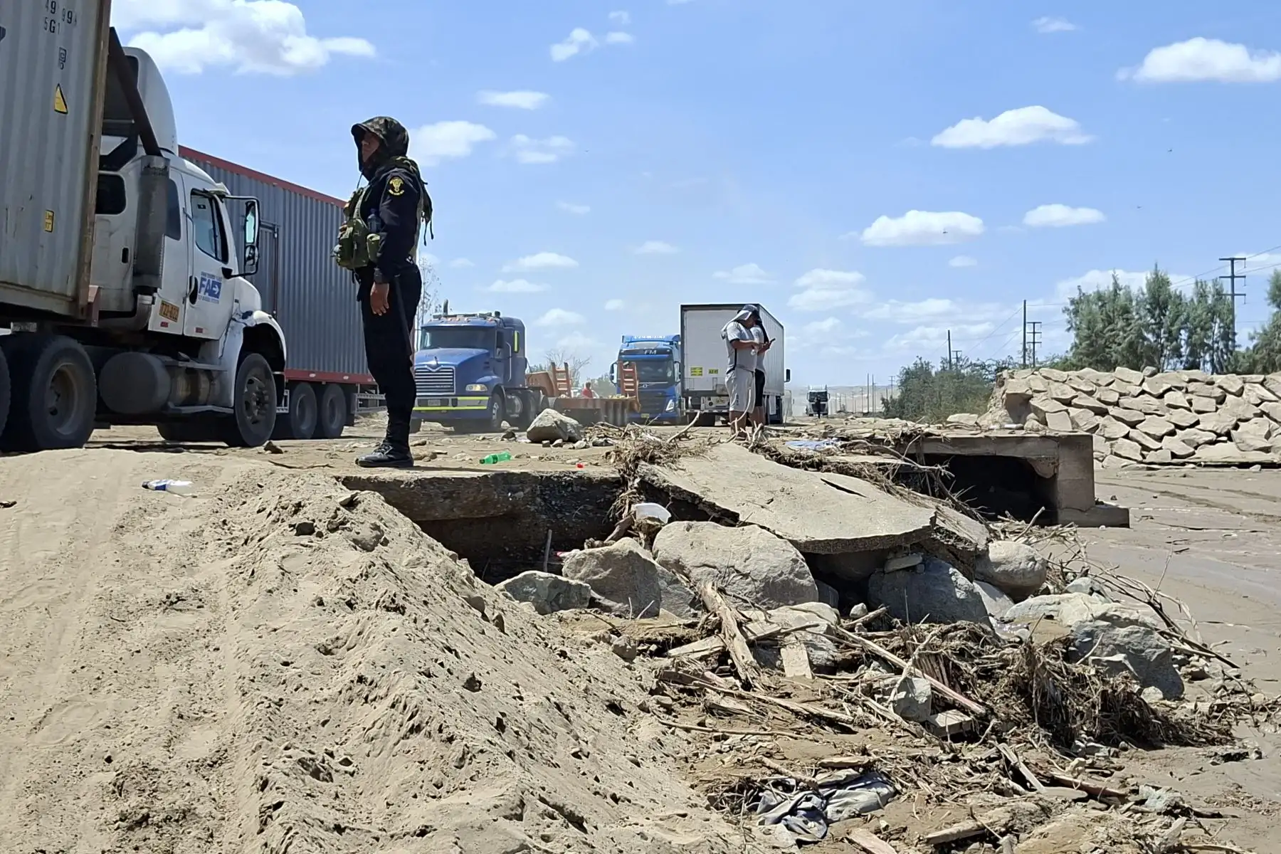 Restablecimiento del tránsito en la Panamericana Sur, en Ica. Foto: ANDINA/Difusión