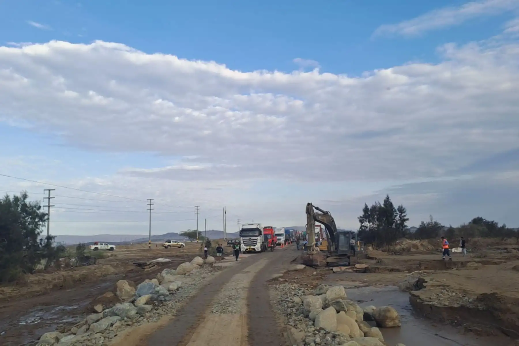 El Gobierno, a través del MTC y de Provias restableció el tránsito en ambos sentidos de la carretera Panamericana Sur (KM. 337), a la altura del distrito de Ocucaje, permitiendo la circulación  de vehículos de transporte de carga, pasajeros y particulares en este eje fundamental para la integración y el abastecimiento del sur del país. Foto: ANDINA/Difusión