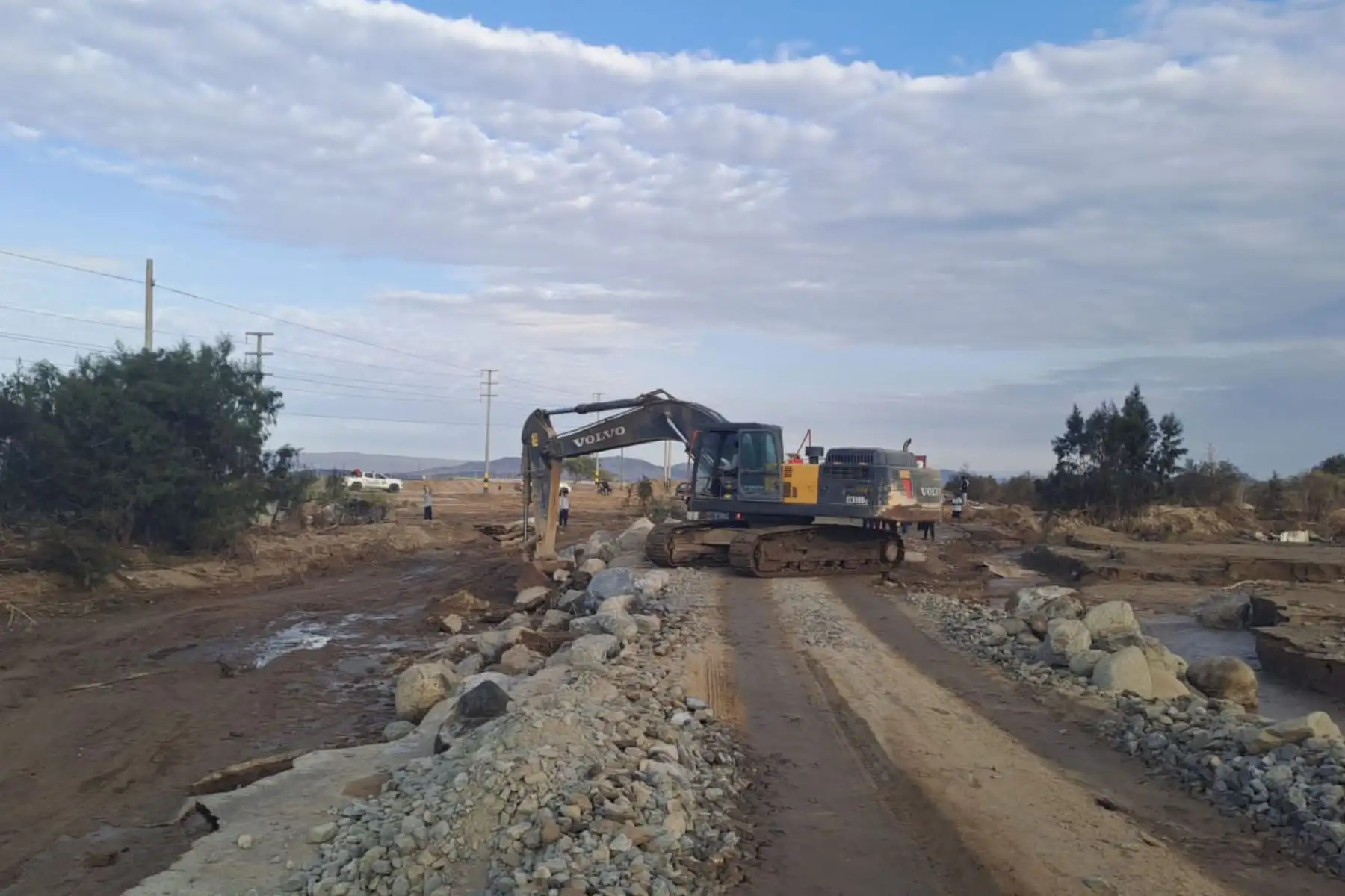 El Gobierno, a través del MTC y de Provias restableció el tránsito en ambos sentidos de la carretera Panamericana Sur (KM. 337), a la altura del distrito de Ocucaje, permitiendo la circulación  de vehículos de transporte de carga, pasajeros y particulares en este eje fundamental para la integración y el abastecimiento del sur del país. Foto: ANDINA/Difusión
