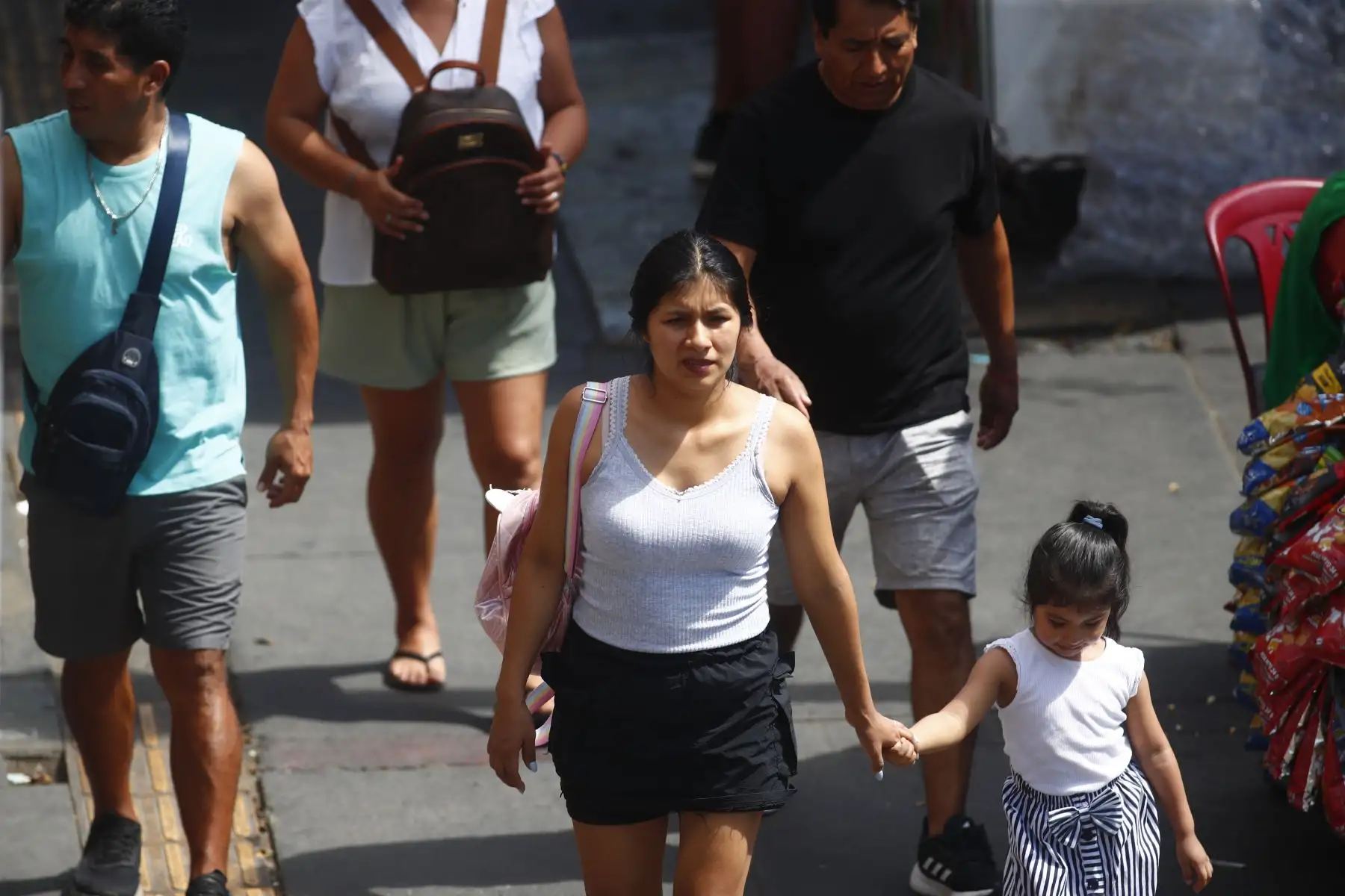De acuerdo con la imagen difundida por el Senamhi, diferentes distritos de la capital registraron al mediodía de hoy martes 24 de febrero temperaturas del aire superiores a los 30 °C, lo que confirma la persistencia de la ola de calor en Lima Metropolitana. Foto: ANDINA/Daniel Bracamonte