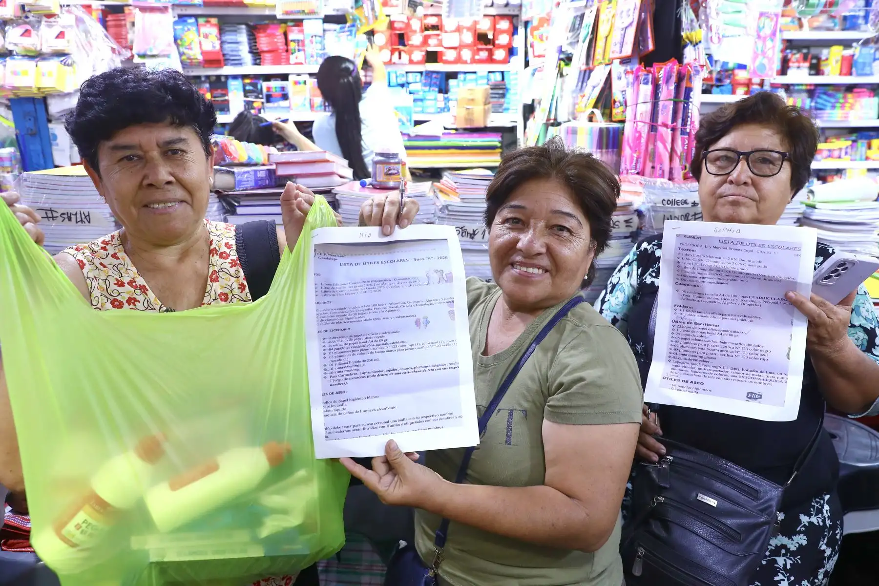 Con listas en mano, padres de familia recorren puestos de ferias escolares del Mercado Central en busca de precios accesibles.
Foto: ANDINA/Verónica Calderón Zúñiga
