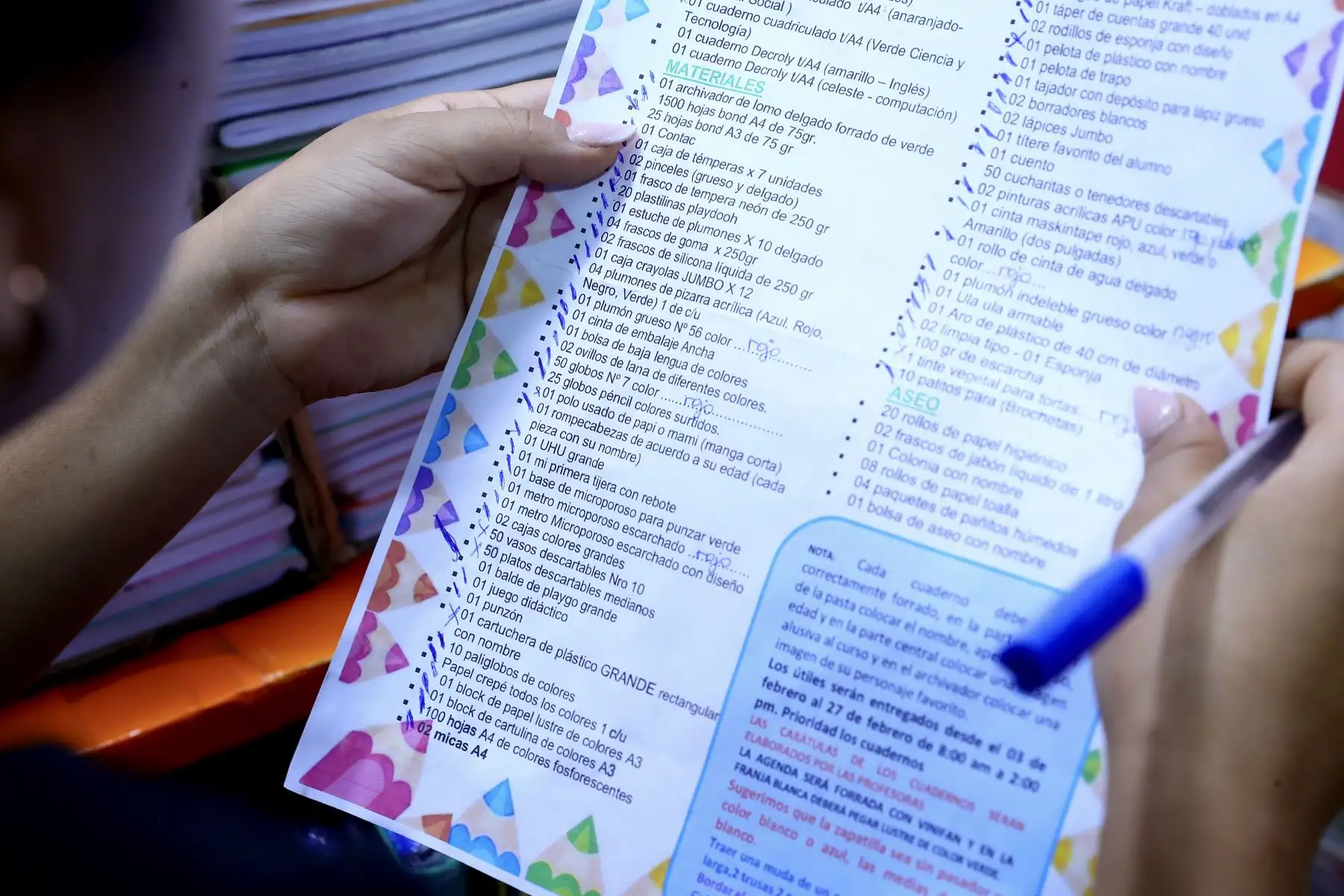 Las largas listas de útiles evidencian las exigencias del nuevo año escolar y marcan el recorrido de las familias en la campaña educativa 2026.
Foto: ANDINA/Verónica Calderón Zúñiga