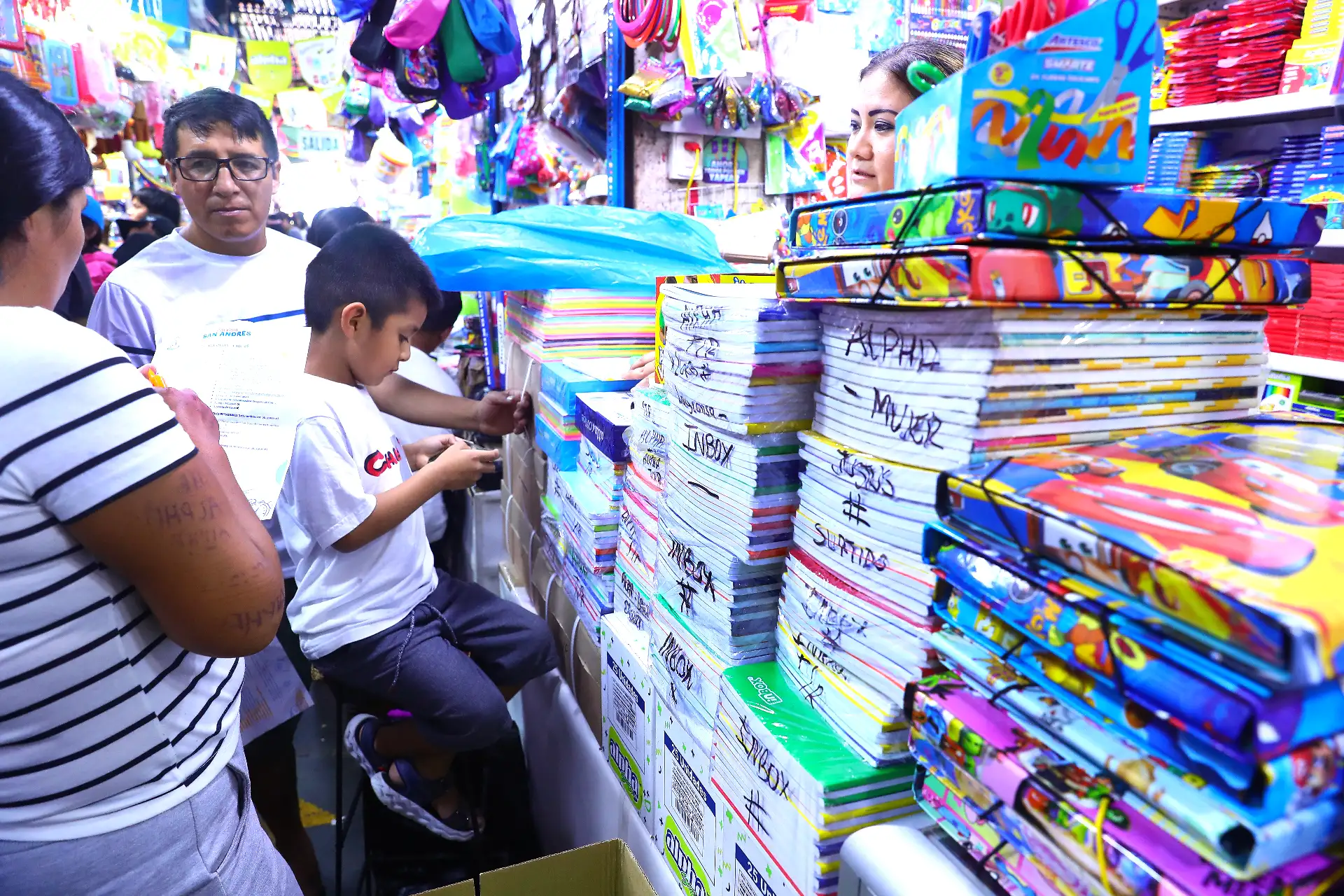 Padres comparan precios entre puestos para optimizar el presupuesto familiar.
Foto: ANDINA/Verónica Calderón Zúñiga