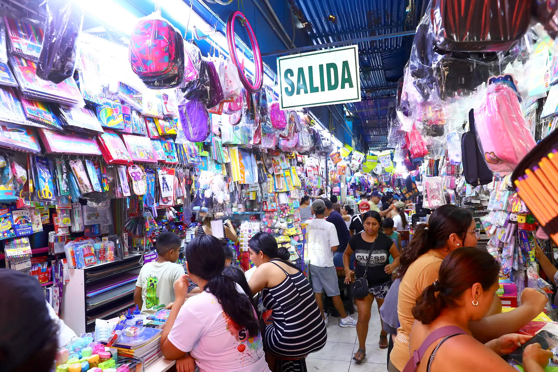 Entre pasillos llenos, se observa a familias organizando sus compras según las exigencias de cada institución educativa.
Foto: ANDINA/Verónica Calderón Zúñiga
