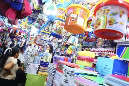 Familias limeñas visitan el Mercado Central y realizan sus compras aprovechando las campañas de venta de útiles escolares  ante el inicio del Año Escolar 2026. Foto:  ANDINA