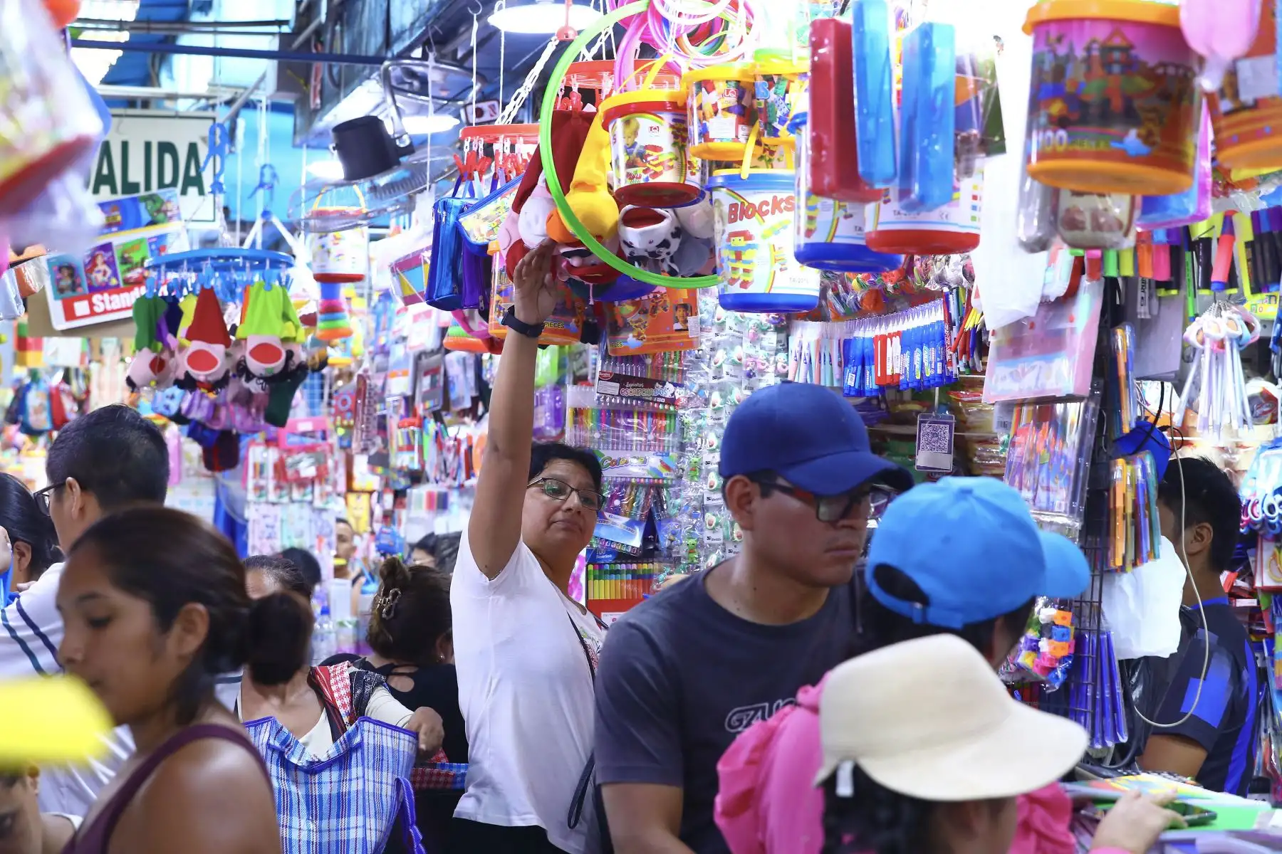 La campaña escolar 2026 entra en su fase más intensa,  con gran afluencia de compradores en ferias y galerías.
Foto: ANDINA/Verónica Calderón Zúñiga