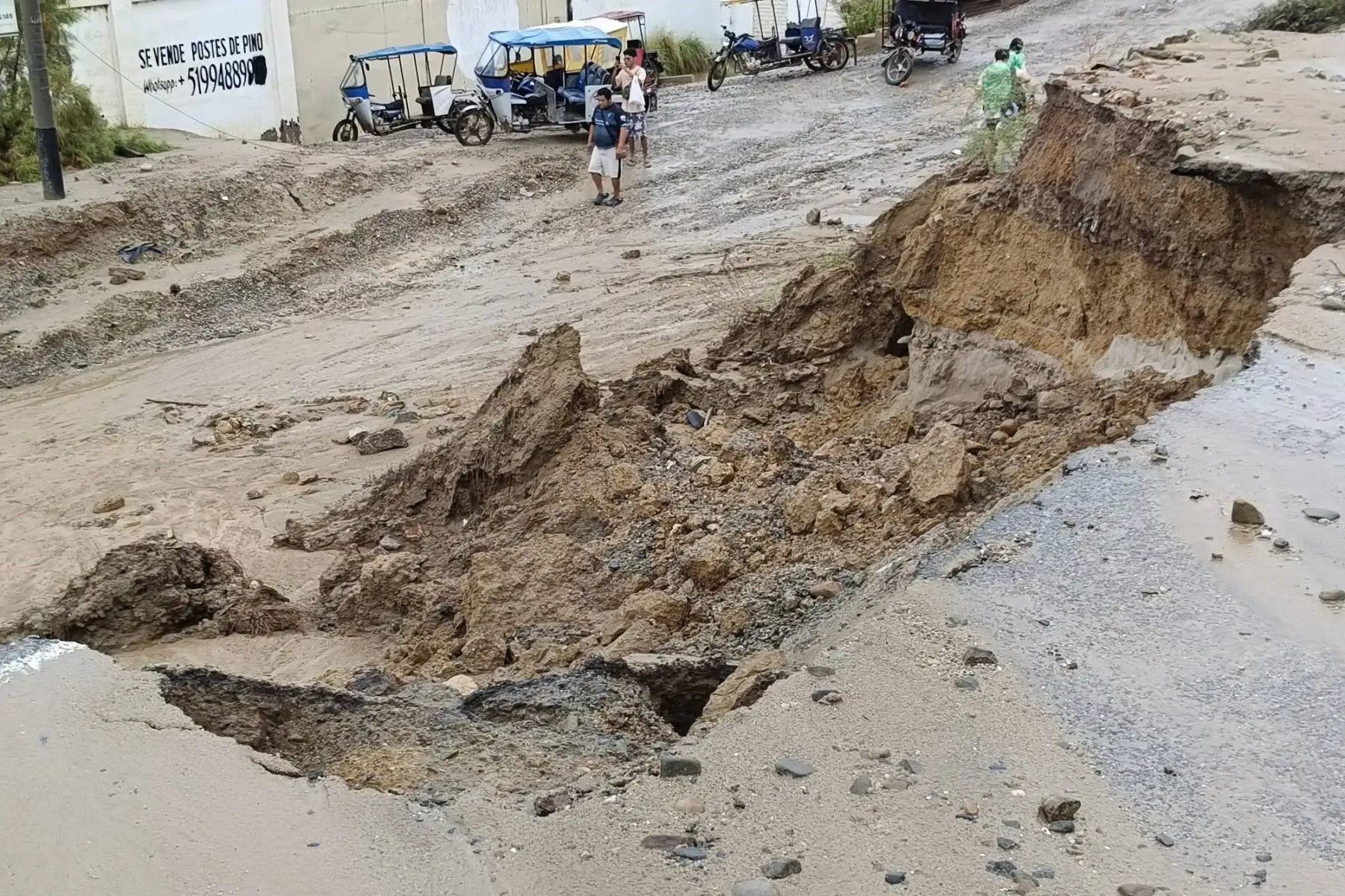 Varias zonas del balneario de Máncora continúan anegadas, mientras persiste la escasez de agua potable y la interrupción del servicio eléctrico, este último tras el impacto de un rayo en la zona urbana.  ANDINA/Difusión