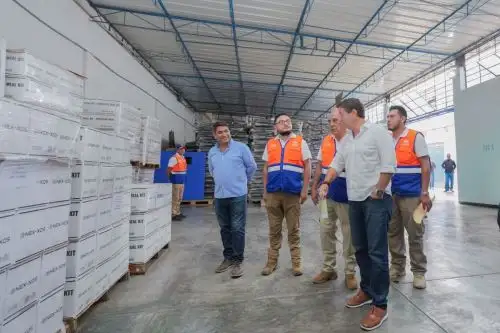 El alcalde de Lima, Renzo Reggiardo, supervisó hoy el Almacén Central de Bienes de Ayuda Humanitaria de la Municipalidad Metropolitana de Lima, una infraestructura de 3000 m² que cuenta con 4000 kits listos y disponibles para la atención inmediata frente a cualquier situación de emergencia.