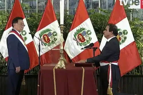 Óscar Fernández juramenta como ministro de Trabajo del Gabinete ministerial que preside Denisse Miralles. ANDINA/Prensa Presidencia