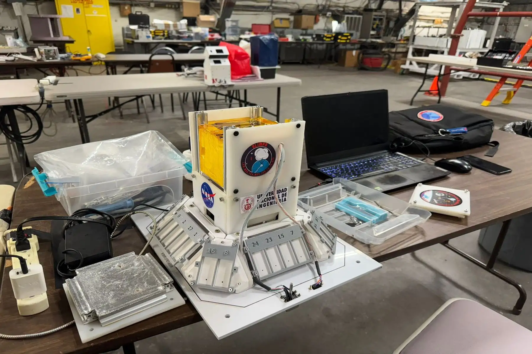 La misión central es combatir la contaminación espacial mediante la creación de materiales biodegradables que puedan sustituir a los plásticos convencionales en condiciones de radiación y frío intenso.