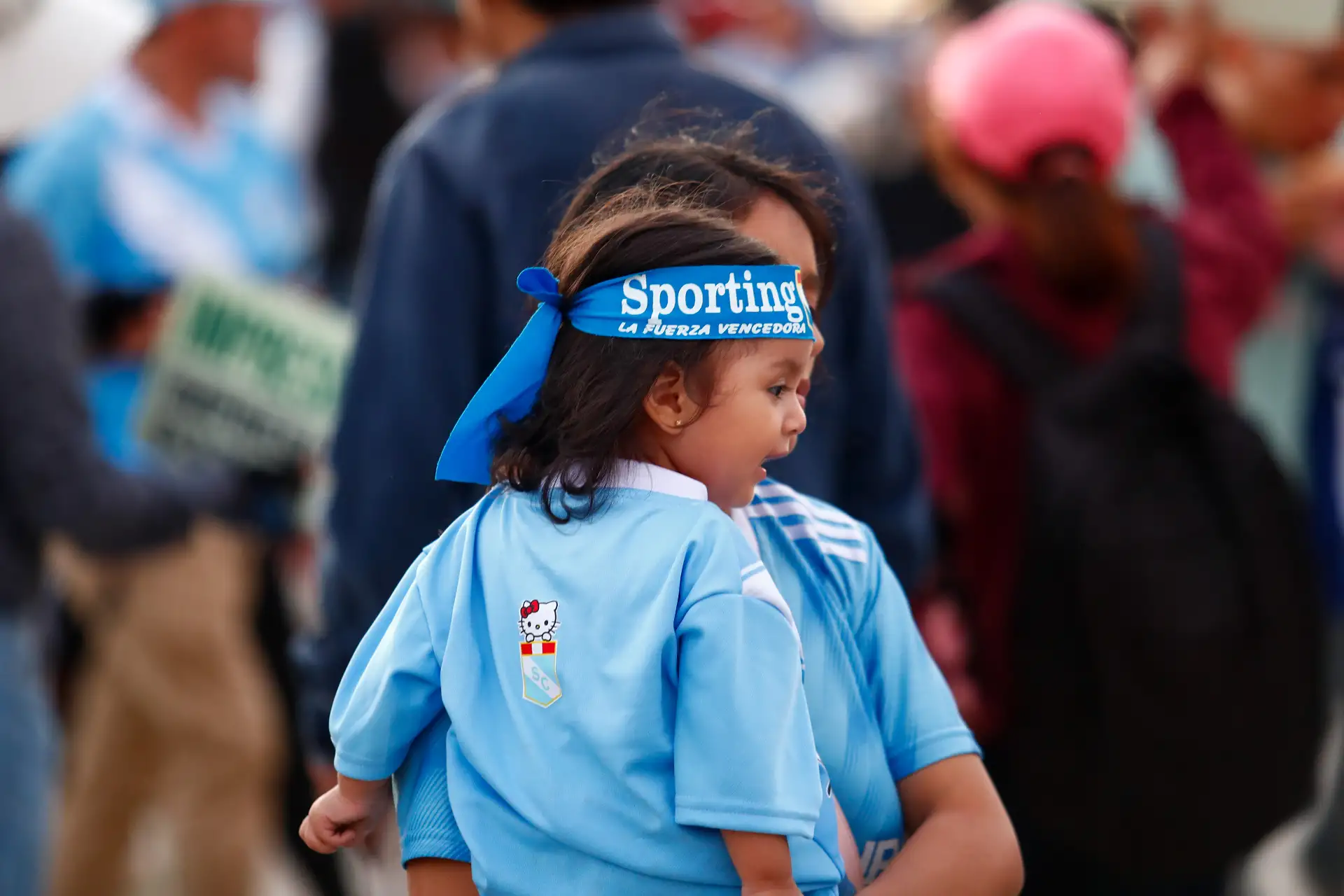 Decenas de hinchas del Sporting Cristal llegan hasta el estadio Miguel Grau del Callao el martes 24 de febrero de 2026 para apoyar a su equipo ante su partido de vuelta contra el 2 de Mayo de Paraguay, por la Fase 2 de clasificación a la Copa CONMEBOL Libertadores 2026. Foto: ANDINA/Daniel Bracamonte