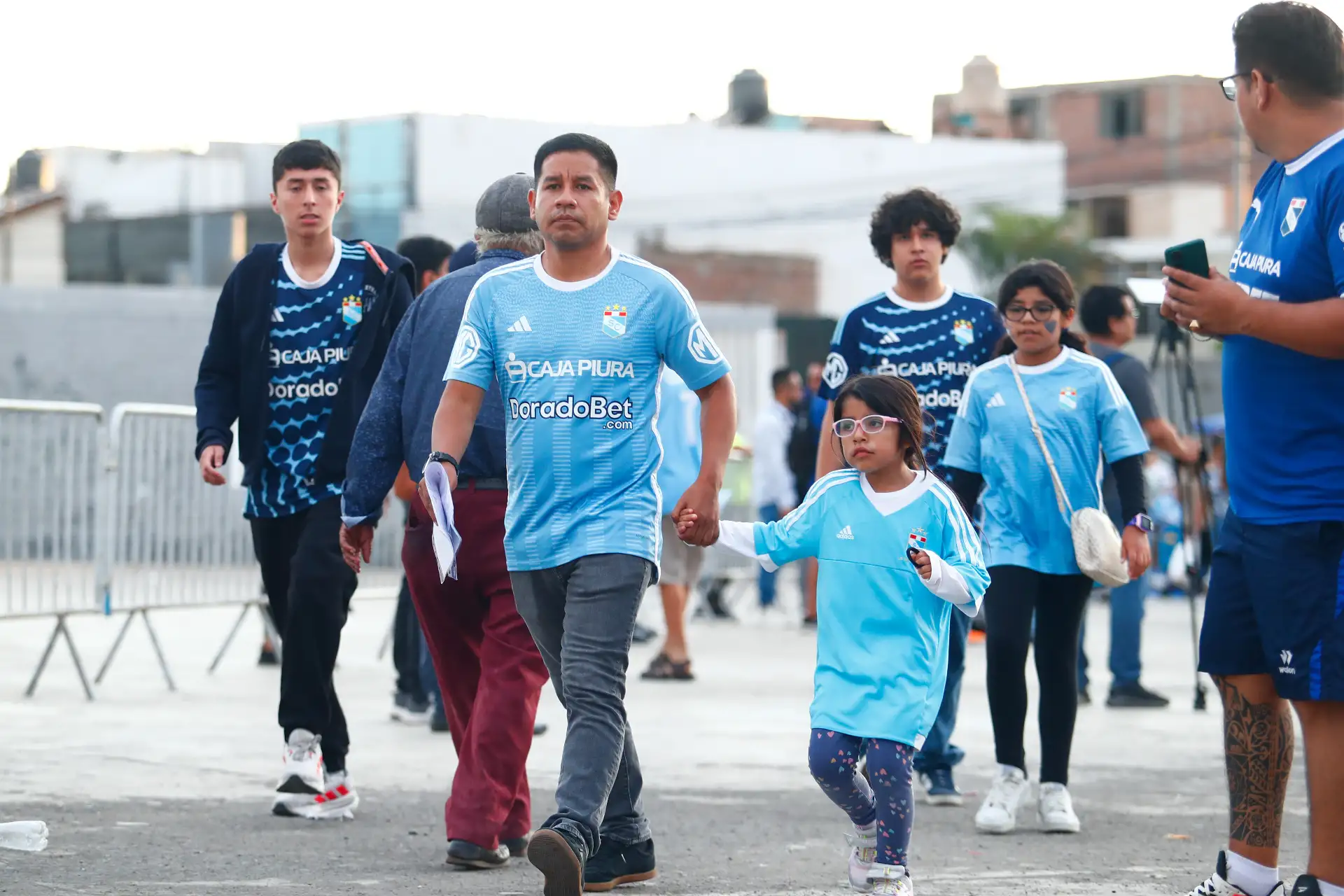 Decenas de hinchas del Sporting Cristal llegan hasta el estadio Miguel Grau del Callao el martes 24 de febrero de 2026 para apoyar a su equipo ante su partido de vuelta contra el 2 de Mayo de Paraguay, por la Fase 2 de clasificación a la Copa CONMEBOL Libertadores 2026. Foto: ANDINA/Daniel Bracamonte