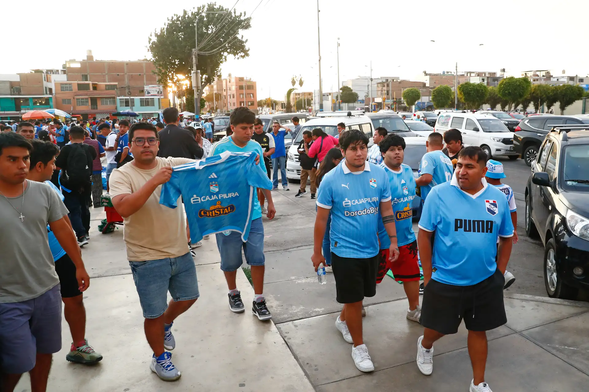Decenas de hinchas del Sporting Cristal llegan hasta el estadio Miguel Grau del Callao el martes 24 de febrero de 2026 para apoyar a su equipo ante su partido de vuelta contra el 2 de Mayo de Paraguay, por la Fase 2 de clasificación a la Copa CONMEBOL Libertadores 2026. Foto: ANDINA/Daniel Bracamonte