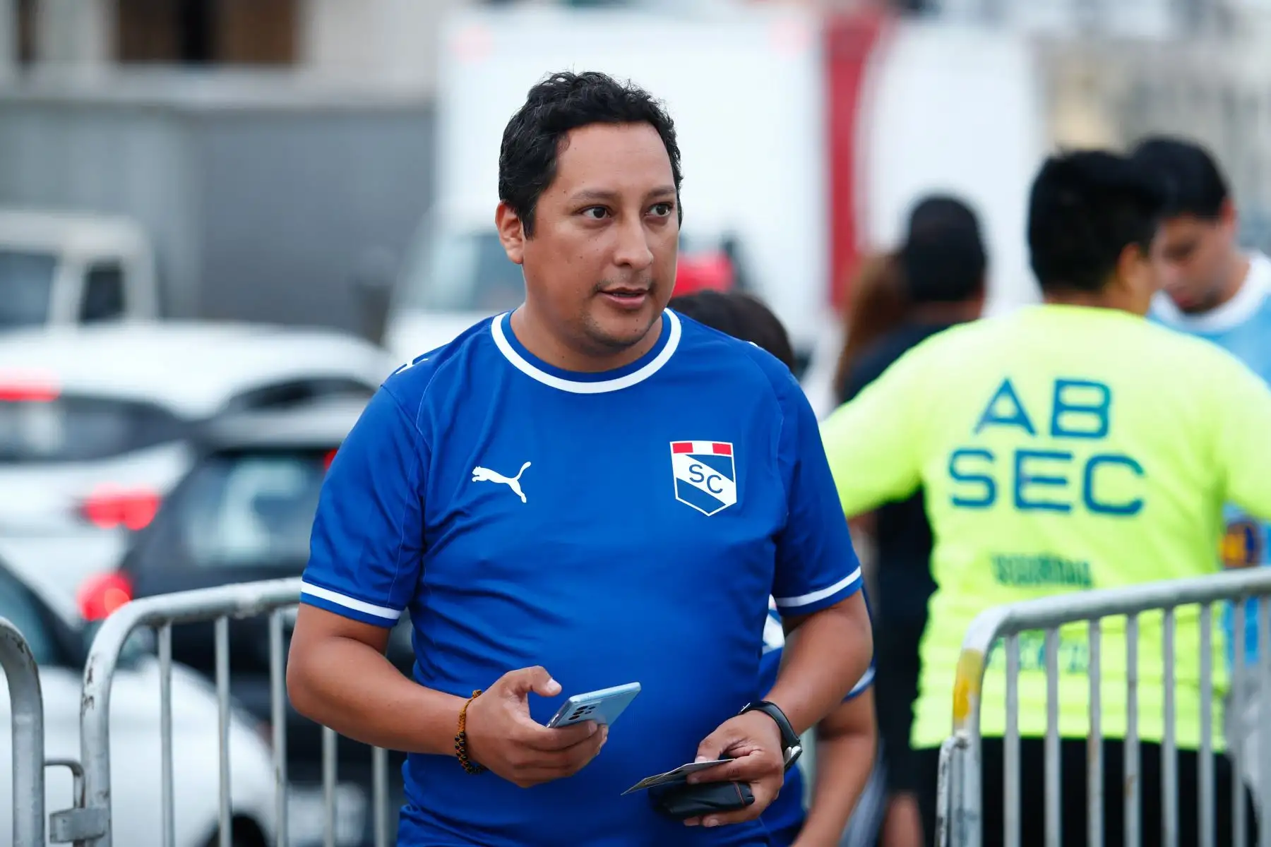 Decenas de hinchas del Sporting Cristal llegan hasta el estadio Miguel Grau del Callao el martes 24 de febrero de 2026 para apoyar a su equipo ante su partido de vuelta contra el 2 de Mayo de Paraguay, por la Fase 2 de clasificación a la Copa CONMEBOL Libertadores 2026. Foto: ANDINA/Daniel Bracamonte