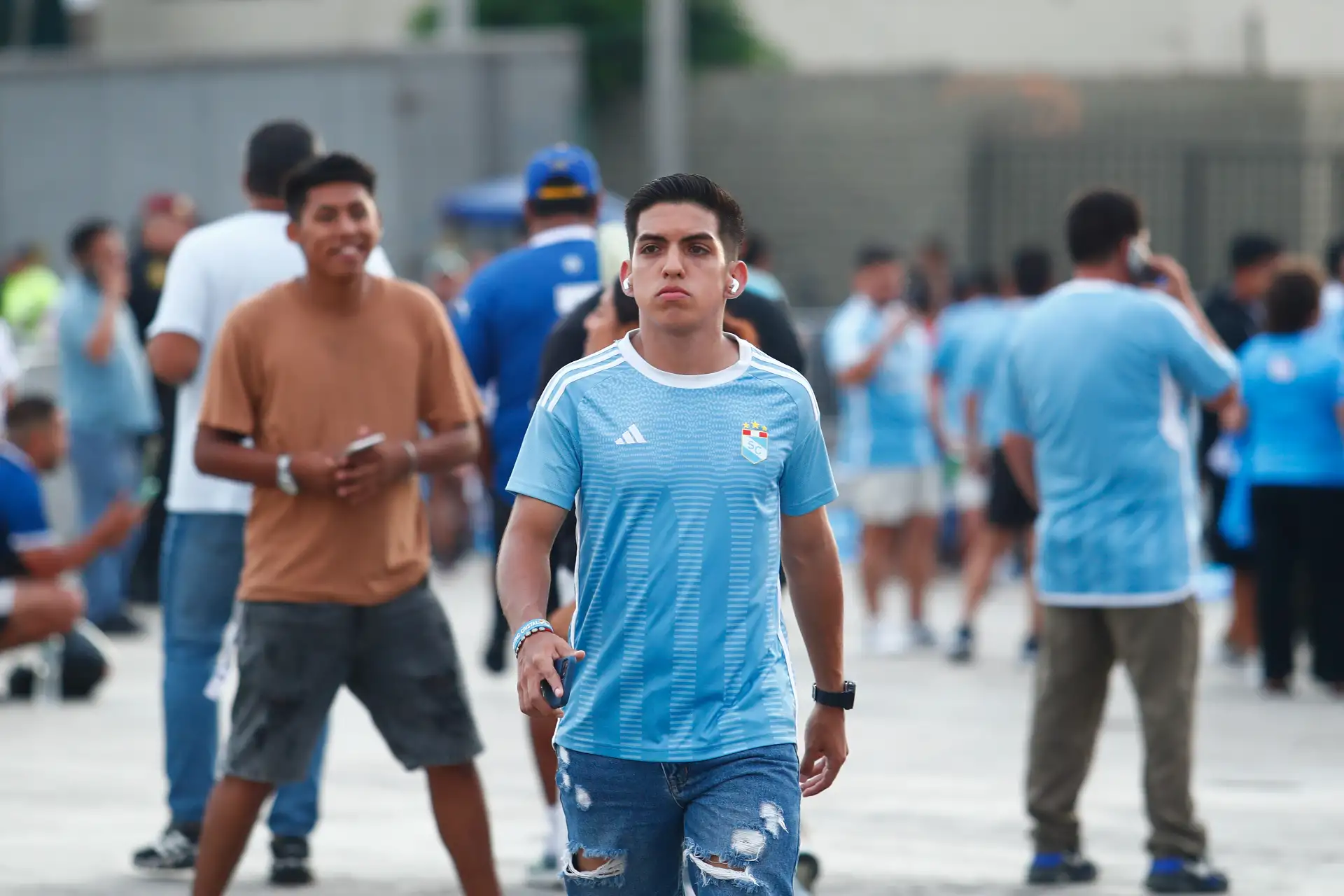 Decenas de hinchas del Sporting Cristal llegan hasta el estadio Miguel Grau del Callao el martes 24 de febrero de 2026 para apoyar a su equipo ante su partido de vuelta contra el 2 de Mayo de Paraguay, por la Fase 2 de clasificación a la Copa CONMEBOL Libertadores 2026. Foto: ANDINA/Daniel Bracamonte
