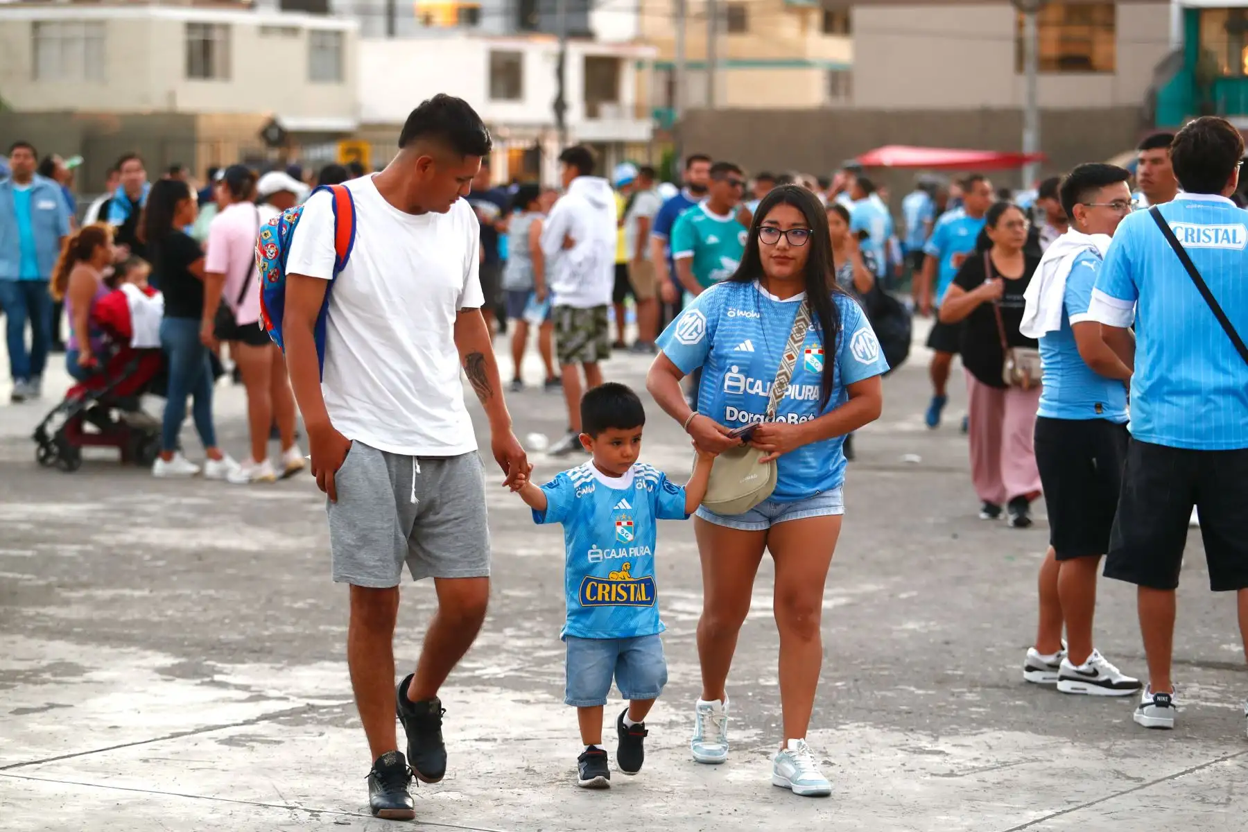 Decenas de hinchas del Sporting Cristal llegan hasta el estadio Miguel Grau del Callao el martes 24 de febrero de 2026 para apoyar a su equipo ante su partido de vuelta contra el 2 de Mayo de Paraguay, por la Fase 2 de clasificación a la Copa CONMEBOL Libertadores 2026. Foto: ANDINA/Daniel Bracamonte