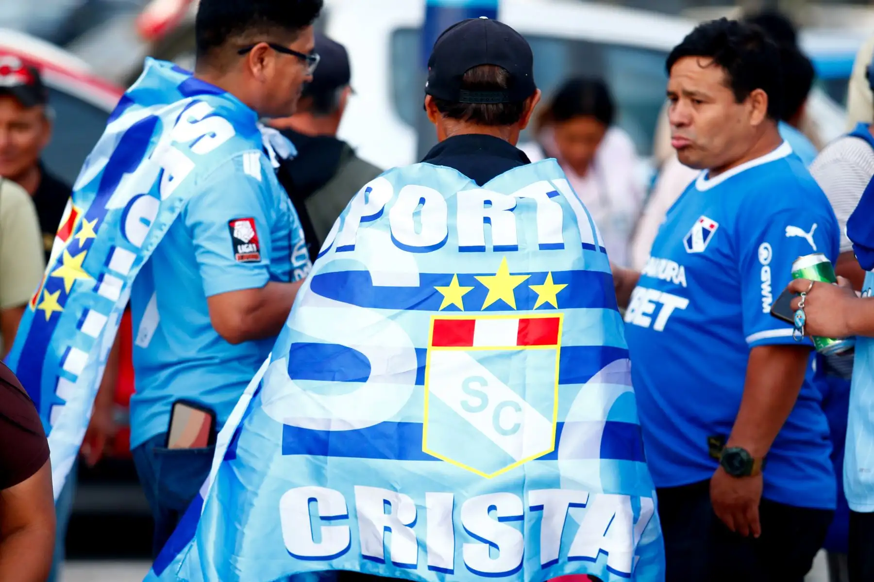 Decenas de hinchas del Sporting Cristal llegan hasta el estadio Miguel Grau del Callao el martes 24 de febrero de 2026 para apoyar a su equipo ante su partido de vuelta contra el 2 de Mayo de Paraguay, por la Fase 2 de clasificación a la Copa CONMEBOL Libertadores 2026. Foto: ANDINA/Daniel Bracamonte