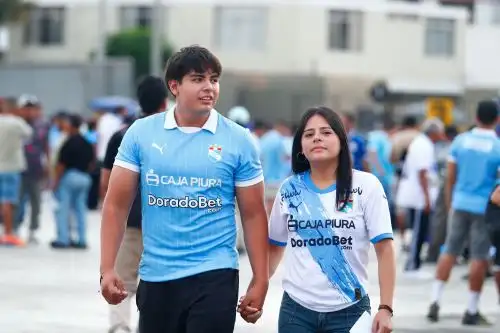 Hinchas de Sporting Cristal alientan a su equipo frente al partido con 2 de Mayo por la Copa Libertadores