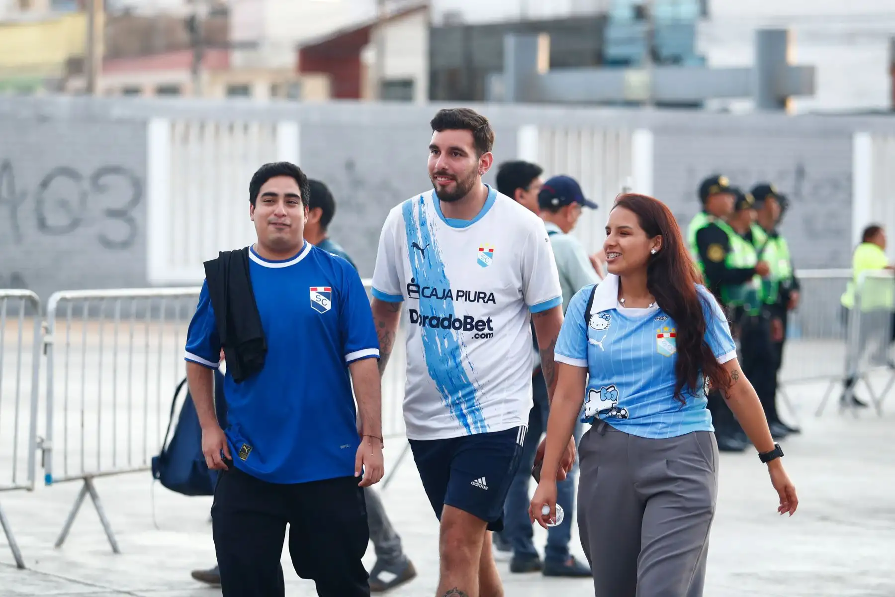 Decenas de hinchas del Sporting Cristal llegan hasta el estadio Miguel Grau del Callao el martes 24 de febrero de 2026 para apoyar a su equipo ante su partido de vuelta contra el 2 de Mayo de Paraguay, por la Fase 2 de clasificación a la Copa CONMEBOL Libertadores 2026. Foto: ANDINA/Daniel Bracamonte