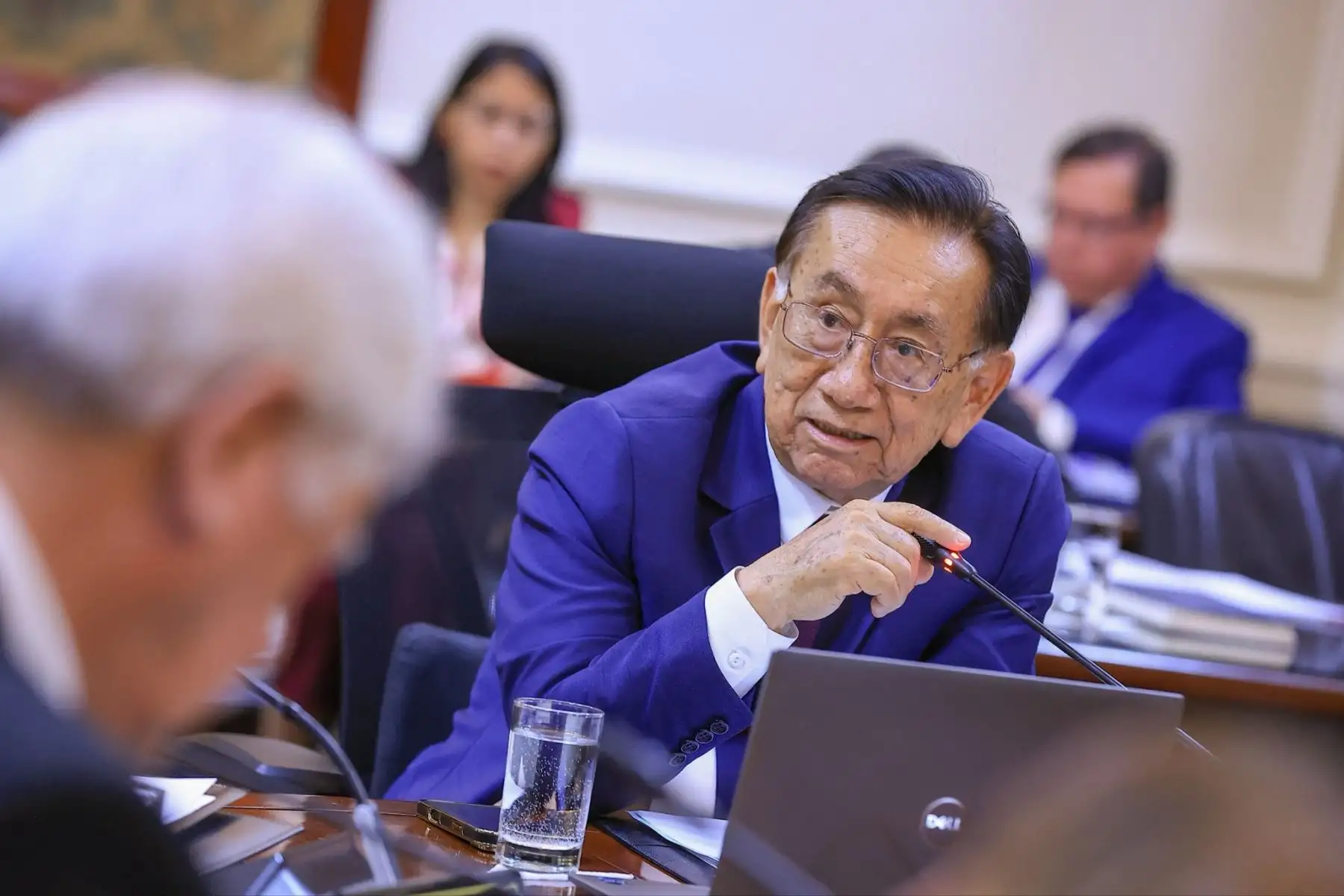 El presidente José María Balcázar encabezó la primera sesión del Consejo de Ministros junto a la jefa del Gabinete ministerial, Denisse Miralles. En este encuentro inicial, se establecieron los lineamientos de trabajo orientados a fortalecer la institucionalidad y garantizar una gestión transparente en beneficio de todos los peruanos. Foto: ANDINA/Prensa Presidencia