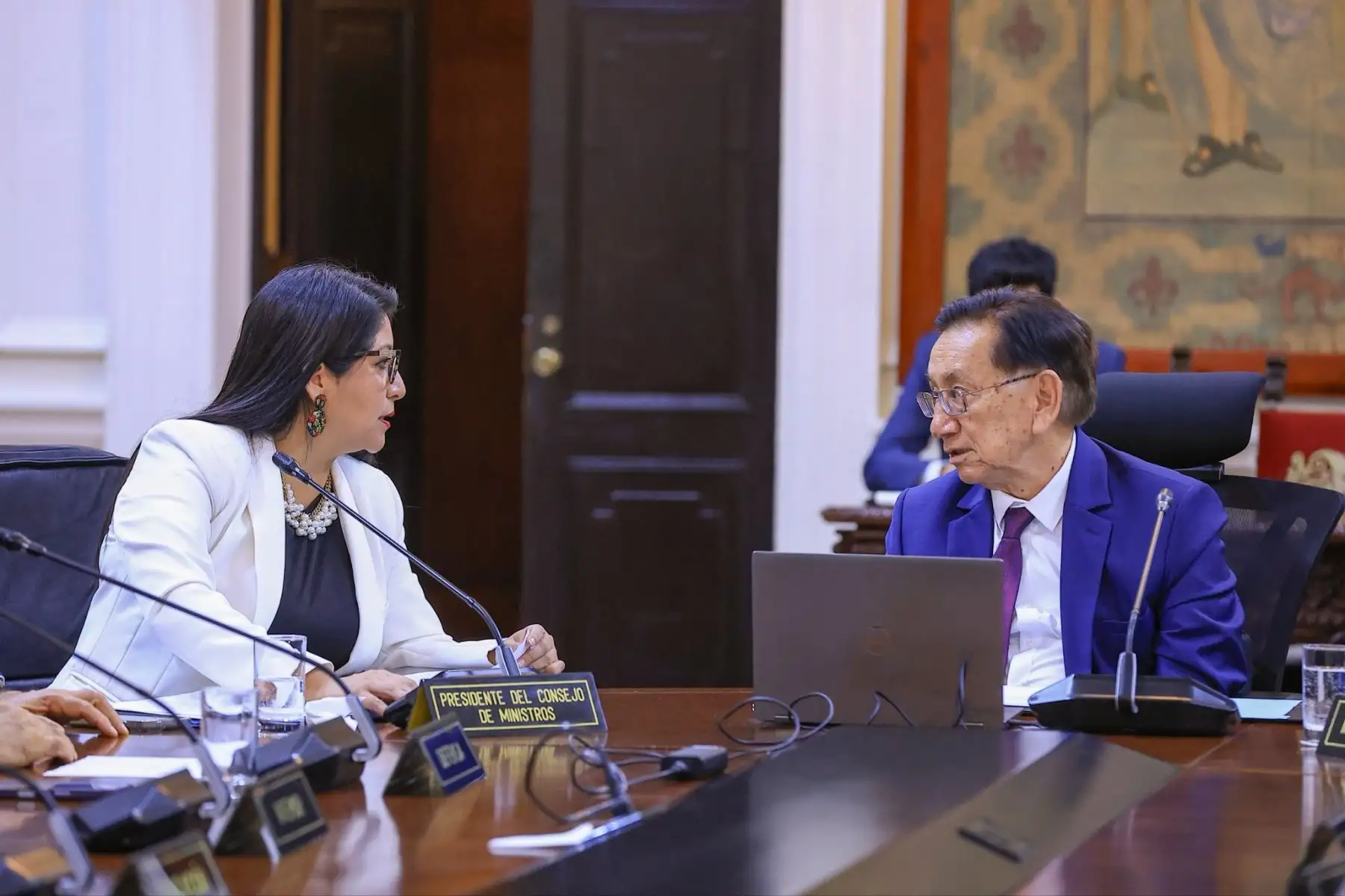 El presidente José María Balcázar encabezó la primera sesión del Consejo de Ministros junto a la jefa del Gabinete ministerial, Denisse Miralles. En este encuentro inicial, se establecieron los lineamientos de trabajo orientados a fortalecer la institucionalidad y garantizar una gestión transparente en beneficio de todos los peruanos. Foto: ANDINA/Prensa Presidencia