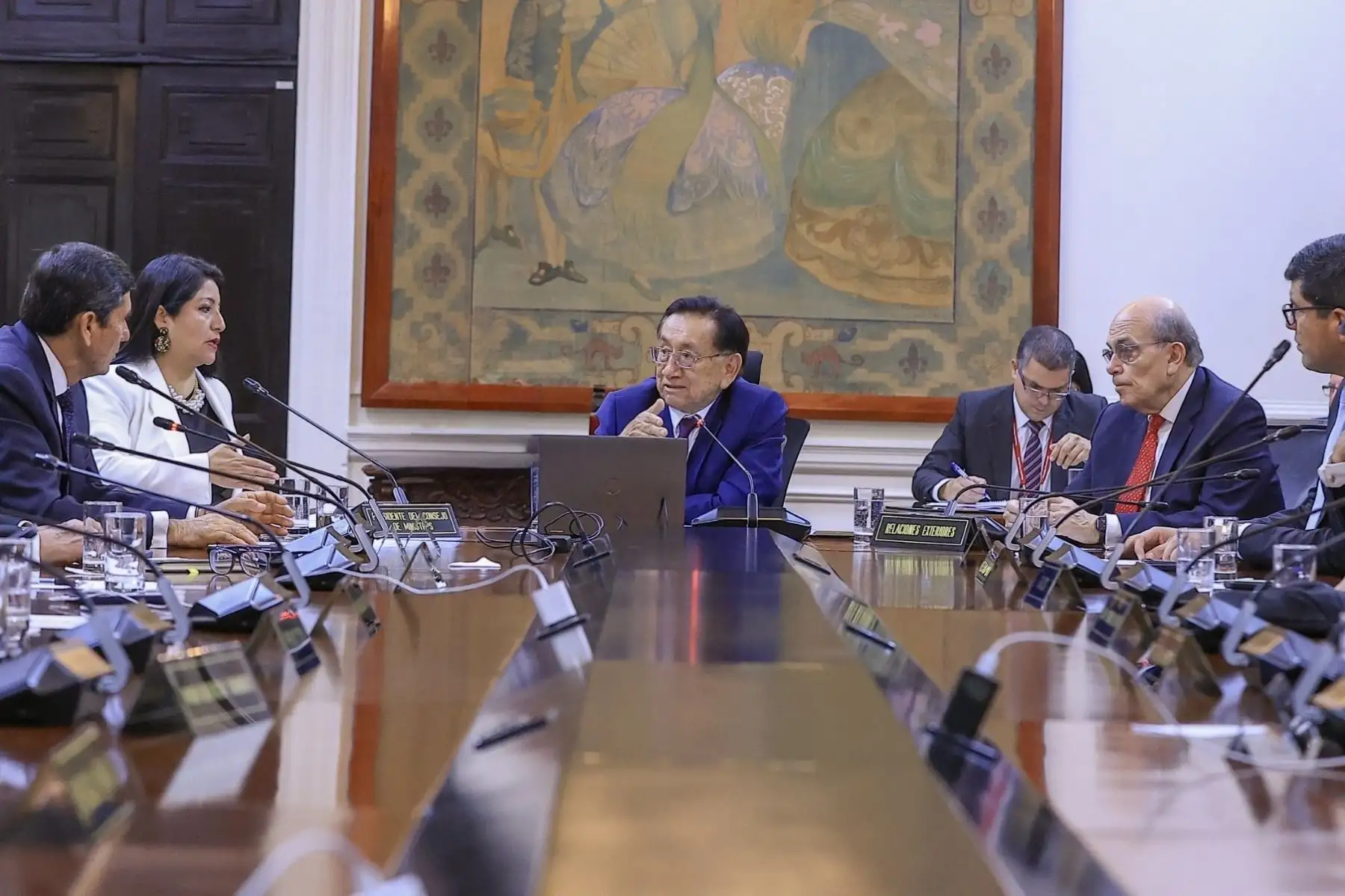 El presidente José María Balcázar encabezó la primera sesión del Consejo de Ministros junto a la jefa del Gabinete ministerial, Denisse Miralles. En este encuentro inicial, se establecieron los lineamientos de trabajo orientados a fortalecer la institucionalidad y garantizar una gestión transparente en beneficio de todos los peruanos. Foto: ANDINA/Prensa Presidencia