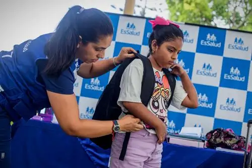 Especialistas advierten que exceso de peso en las mochilas y una mala postura en los niños generan dolores en espalda en los escolares. Foto: ANDINA/Difusión