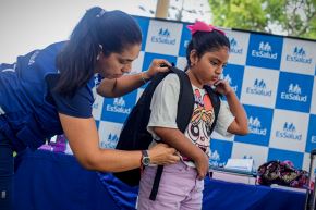 Especialistas advierten que exceso de peso en las mochilas y una mala postura en los niños generan dolores en espalda en los escolares. Foto: ANDINA/Difusión