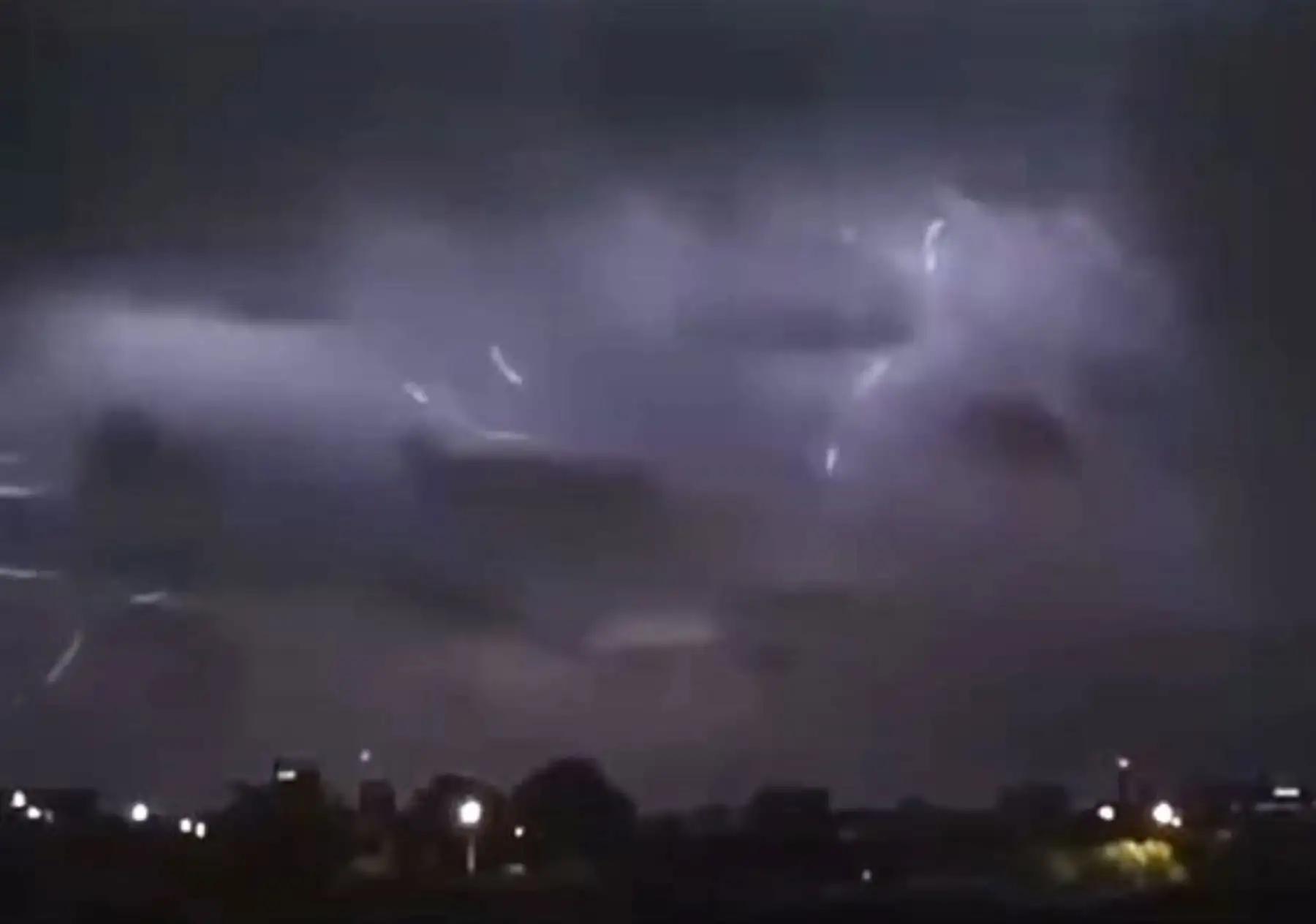 Una lluvia de moderada intensidad, acompañada de truenos y relámpagos, que duró varias horas, entre la noche del martes 24 y las primeras horas de hoy miércoles 25, sorprendió a los pobladores de la ciudad de Chiclayo y de otros distritos de Lambayeque.